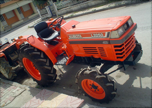 Product picture Kubota L2250 L2550 L2850 L3250 Tractor Operator Manual